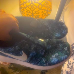 Floral men’s Nike roshe